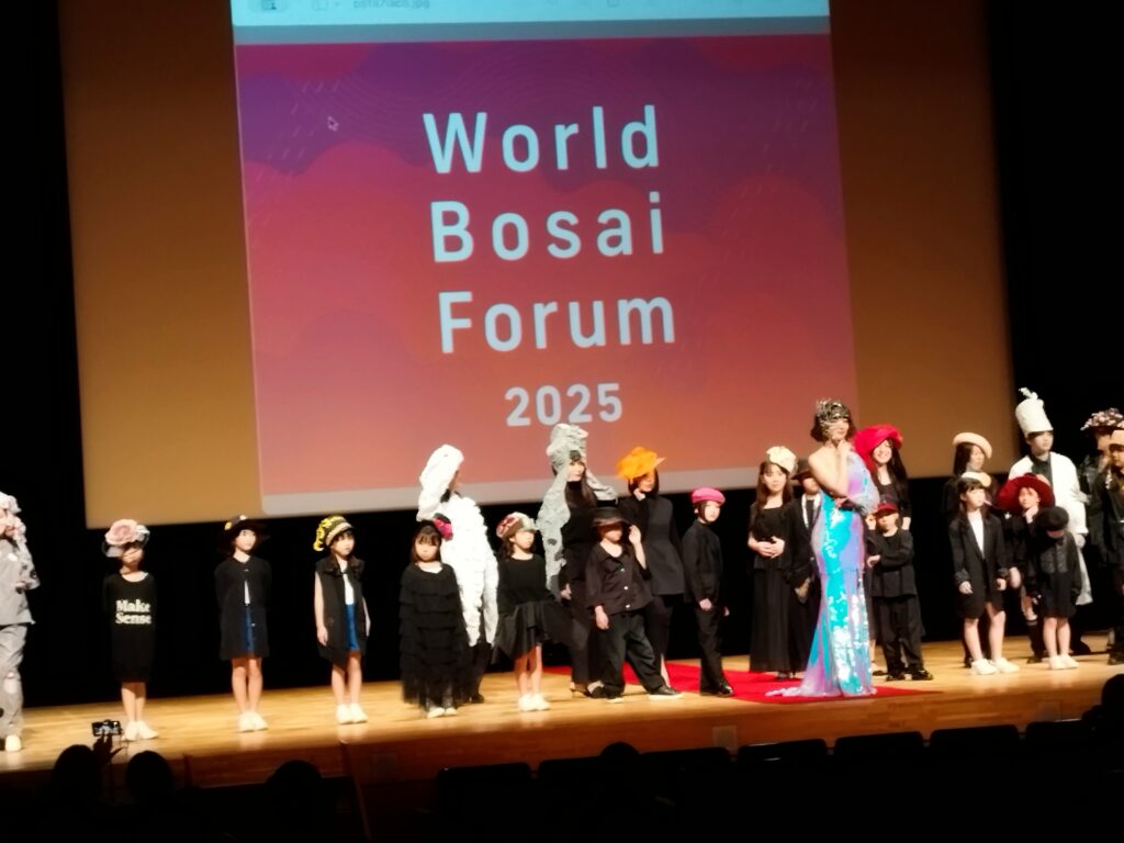 世界防災フォーラムでのハットのファッションショー